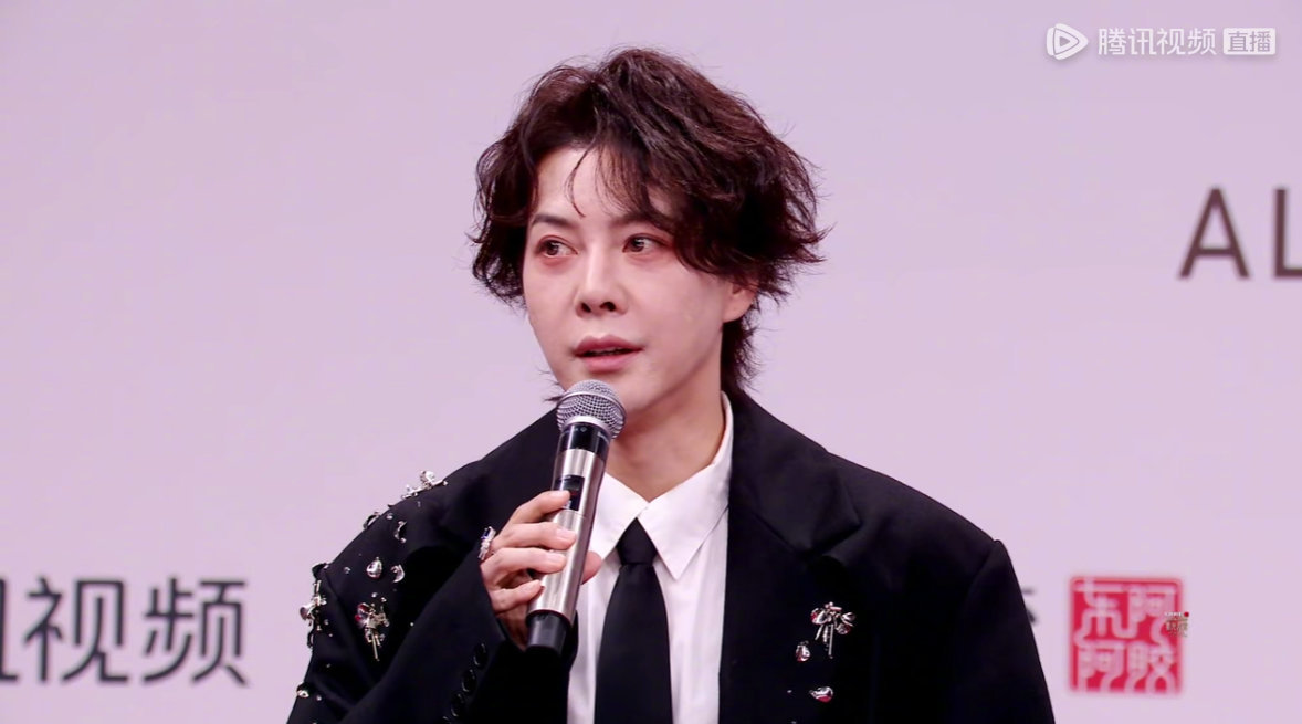 徐海乔亮相徐海乔黑色长风衣帅气