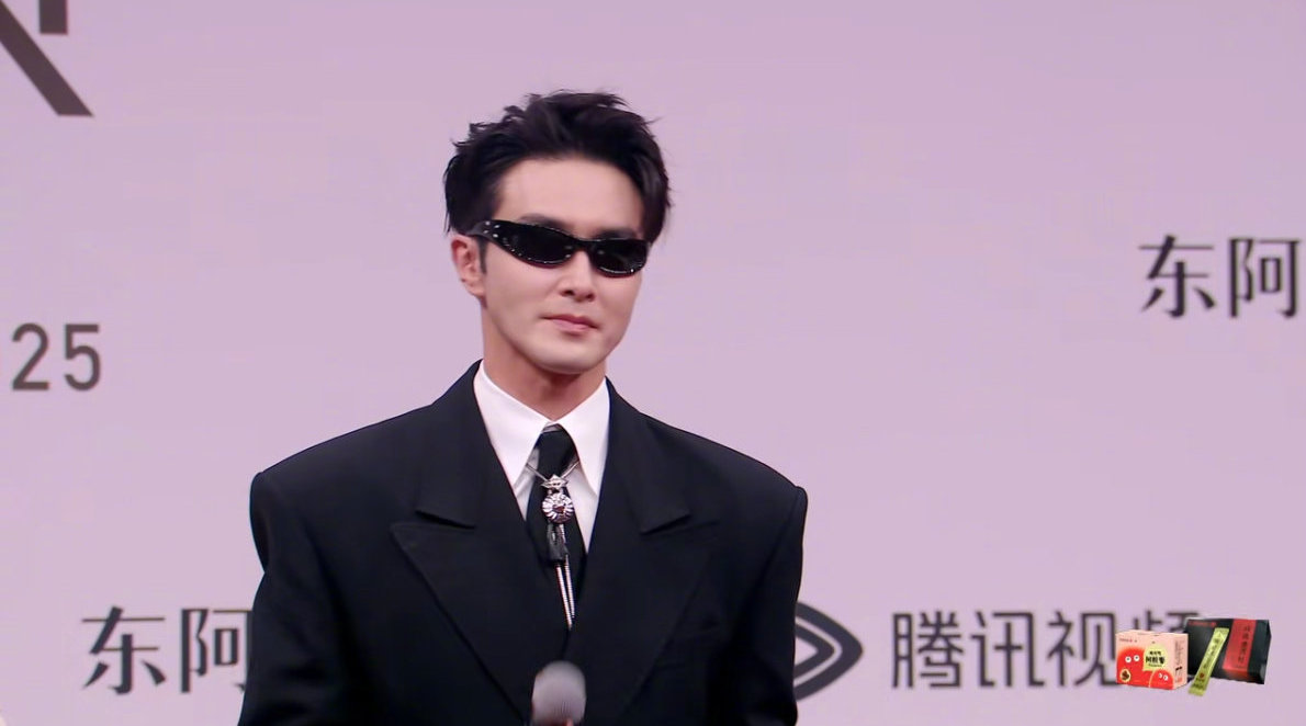 高伟光梁靖康哑舍剧组亮相全程 墨镜一戴好酷好帅！ 高伟光吐槽太热了