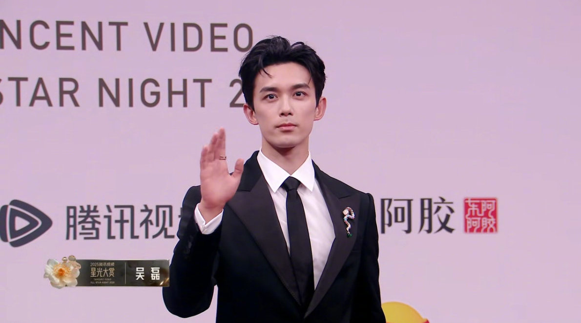 吴磊剑来剧组亮相全程 吴磊黑色西装好帅气