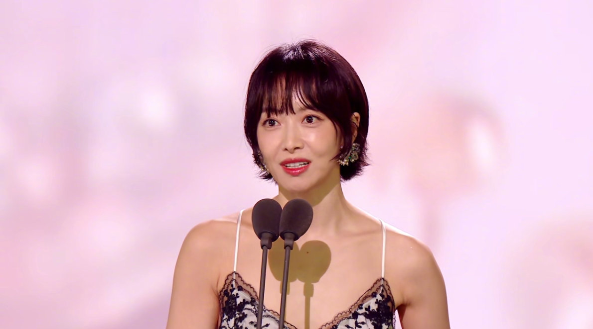 恭喜宋茜获得星光大赏内场年度星耀艺人 不忘初心，继续用好的作品回馈大家