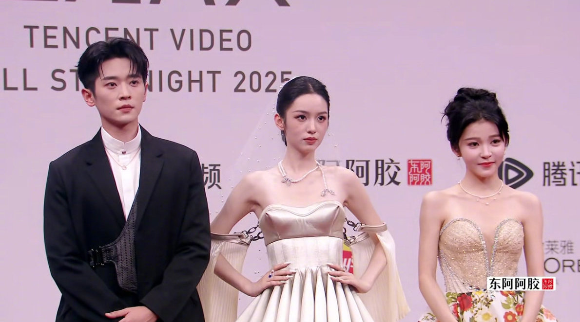 周也丞磊亮相星光大赏红毯，白纱黑西装造型吸睛