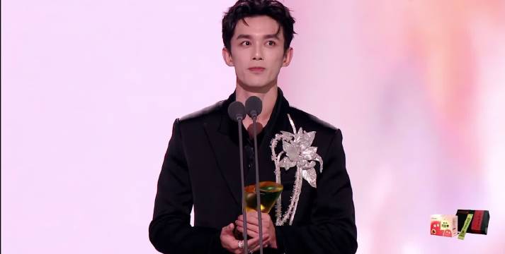 吴磊领奖导播切了赵露思，吴露可逃又发！