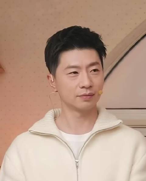 答对了正确答案完成宣传任务的小猫得意脸