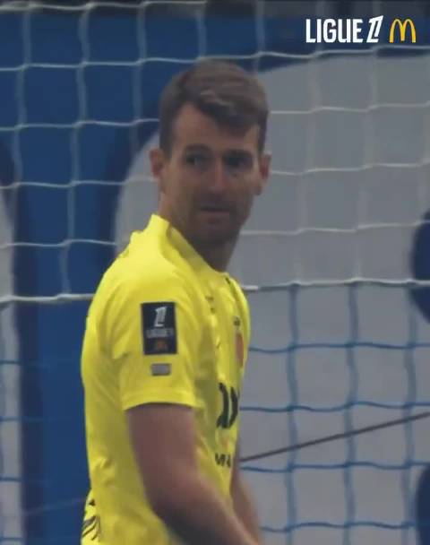 36岁芬兰门将赫拉德茨基法甲赛场屡献神扑