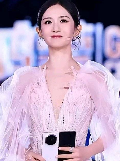 谢娜鸿蒙盛典主持获赞，台风稳健显专业转型