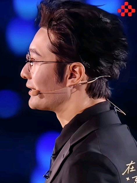 黄晓明鸿蒙盛典侧颜引关注，高挺鼻梁被赞骨感美