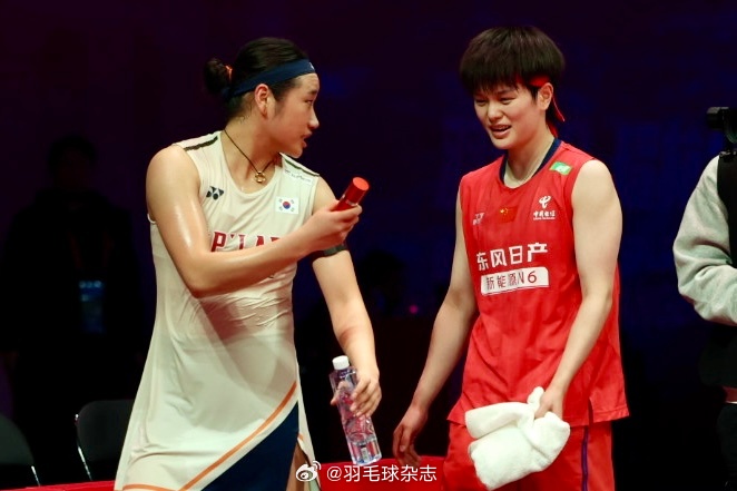 三局鏖战后，安洗莹将冷喷递给了王祉怡～ 拼尽全力的二人知道对方的感受