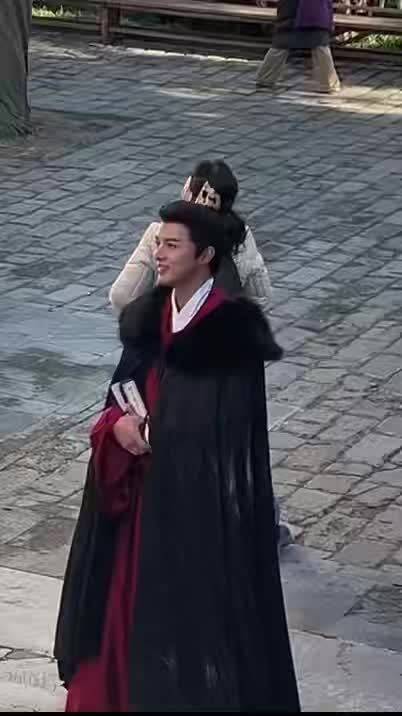 网友国子监红墙偶遇叶祖新拍照