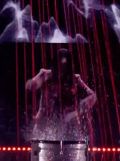 那姐唱跳俱佳啊，怎么能忘，那英姐要不要跳一段！