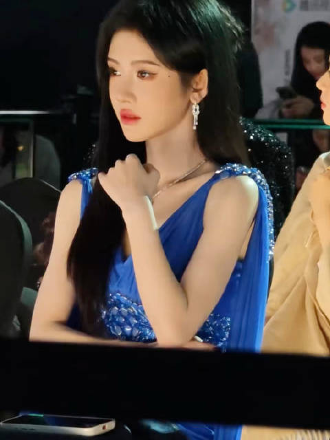 鞠婧祎是仙女下凡吧！陈都灵鞠婧祎 加微，和宋祖儿演了出小品哈哈哈！