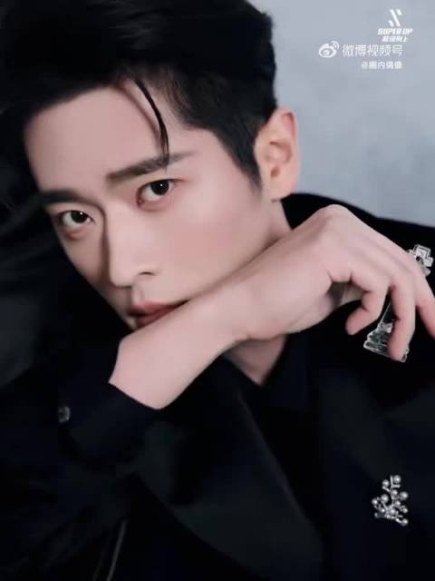 丞磊星光大赏造型清冷贵气，抬眸瞬间狙击审美
