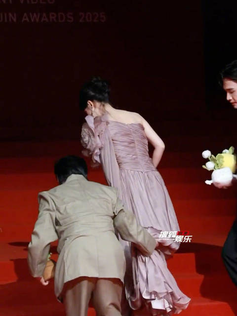 张彬彬帮毛晓彤提裙被李木戈打手