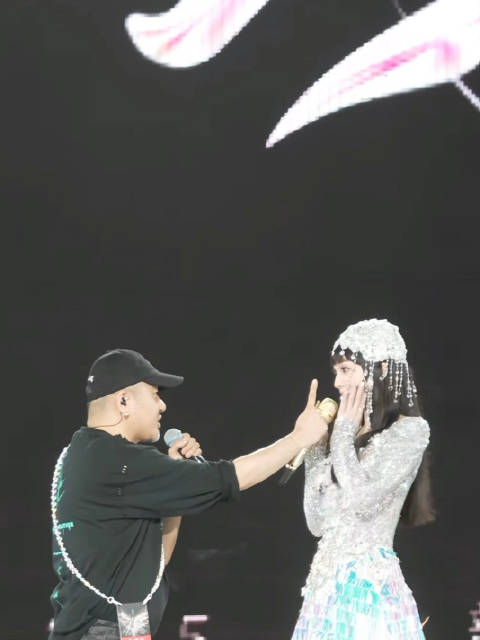 张韶涵回应裁员梗，新团队非遗簪花造型获赞