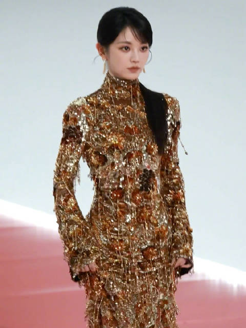 身着GUCCI鎏金流苏礼服，亮相光大赏红毯，现场发挥比出发图更好一些