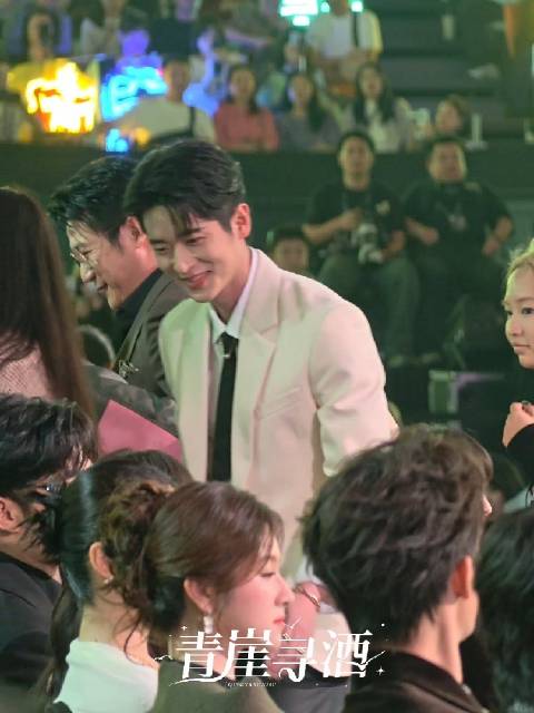丞磊入场的时候看到熟人笑得好温柔啊