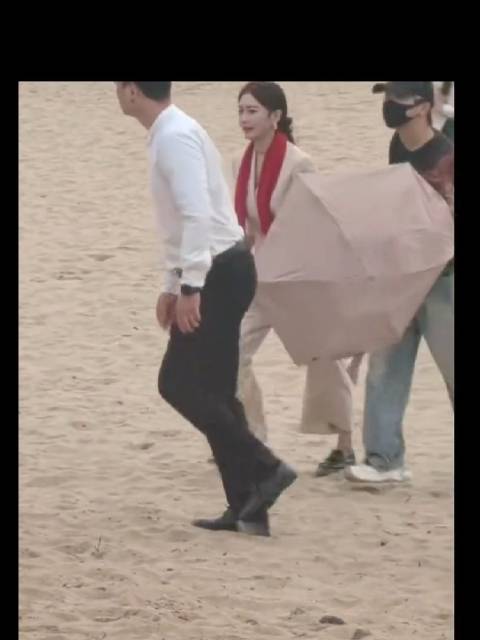 秦岚现身海口引粉丝期待新造型