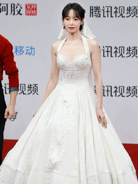 宋茜以白色婚纱造型亮相光大赏红毯