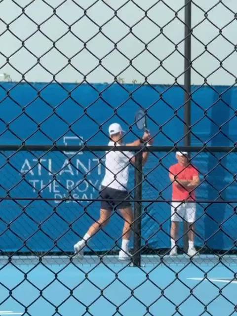 德约科维奇和萨巴伦卡同球场训练