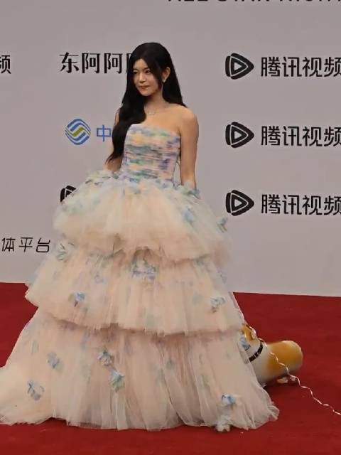 陈妍希牵着小狗气球走红毯，我们李雾以另一种方式来了，最好的姐姐