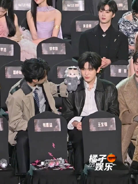 笑不行 演我呢 看看手里的刘耀文 忍不住放到宋亚轩脸旁边 ：好般配哦 .