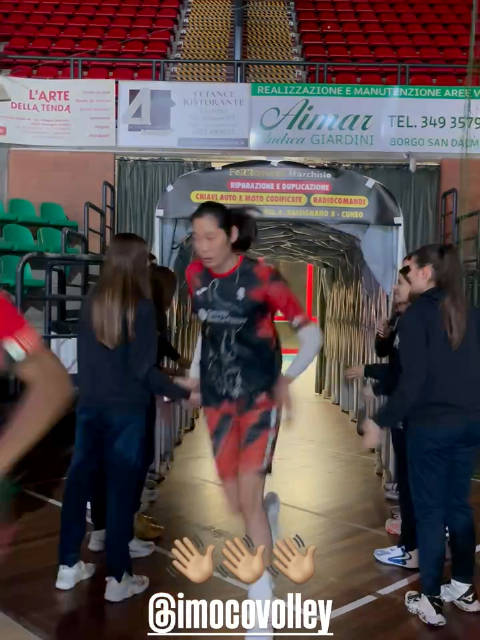 科內利亚诺球员进场