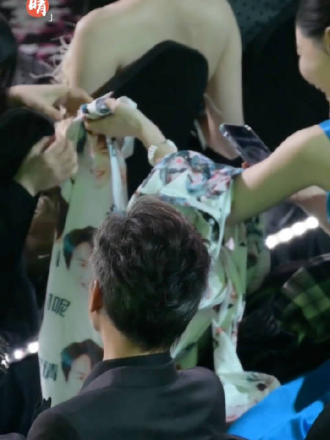 金靖cue周柯宇新姐姐并赠陈妍希痛衣