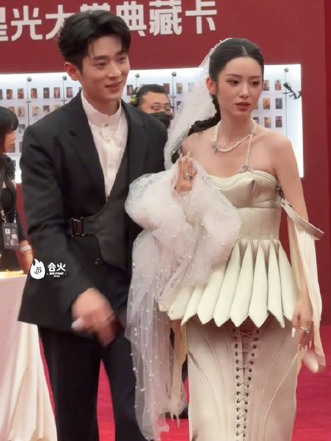 我不语，只是一味的嗑到了