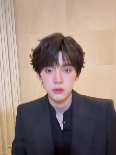 周翊然到底该是多少人心目中的男神啊，真的很难不爱这种实力与颜值并存的人