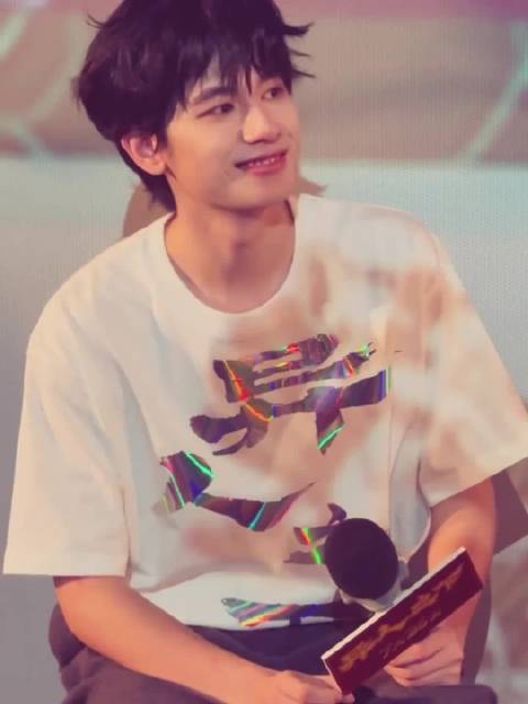 小胡这张帅脸我看着真的很赏心悦目