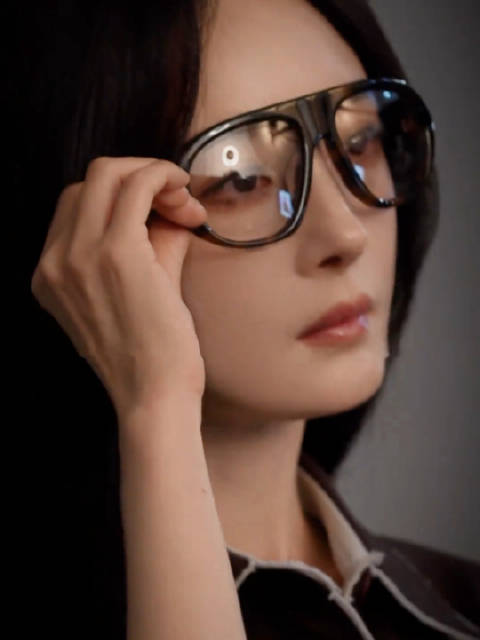 Every bit of persistence will shine in the future. 杨幂｜PRADA