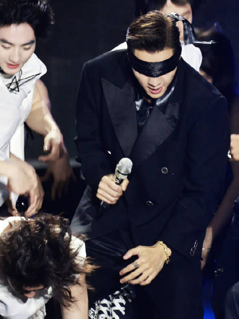 陈伟霆黑色缎带蒙眼造型，唱跳粤语歌《女皇》，泸州音乐节现场直拍