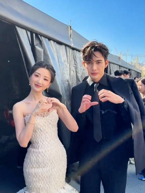 张彬彬毛晓彤同框比心