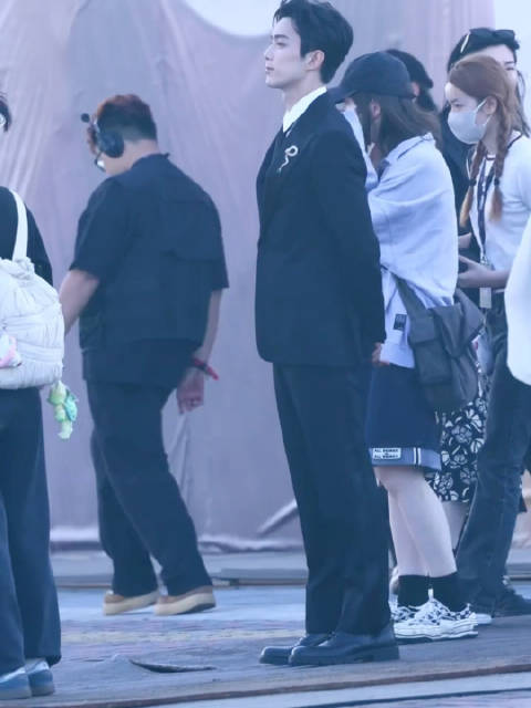 《剑来》男主吴磊的单人红毯，瘦了好多但帅的好立体有型 魅魔