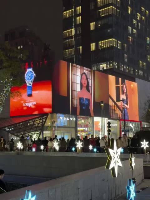 赵丽颖新广告亮相，深夜加班偶遇引热议