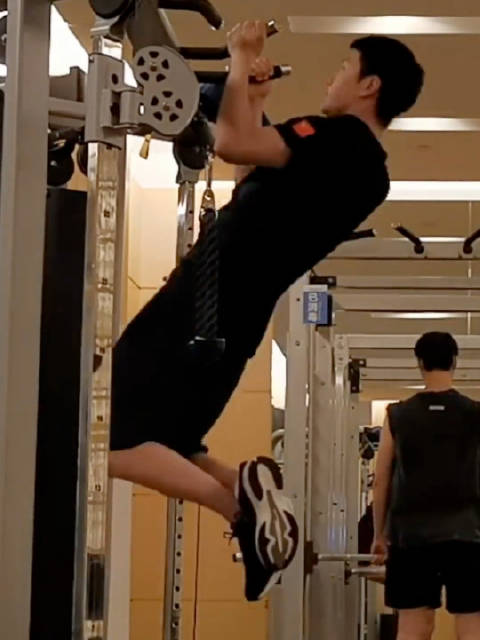 电影人鱼主演一博引体向上展现腹肌