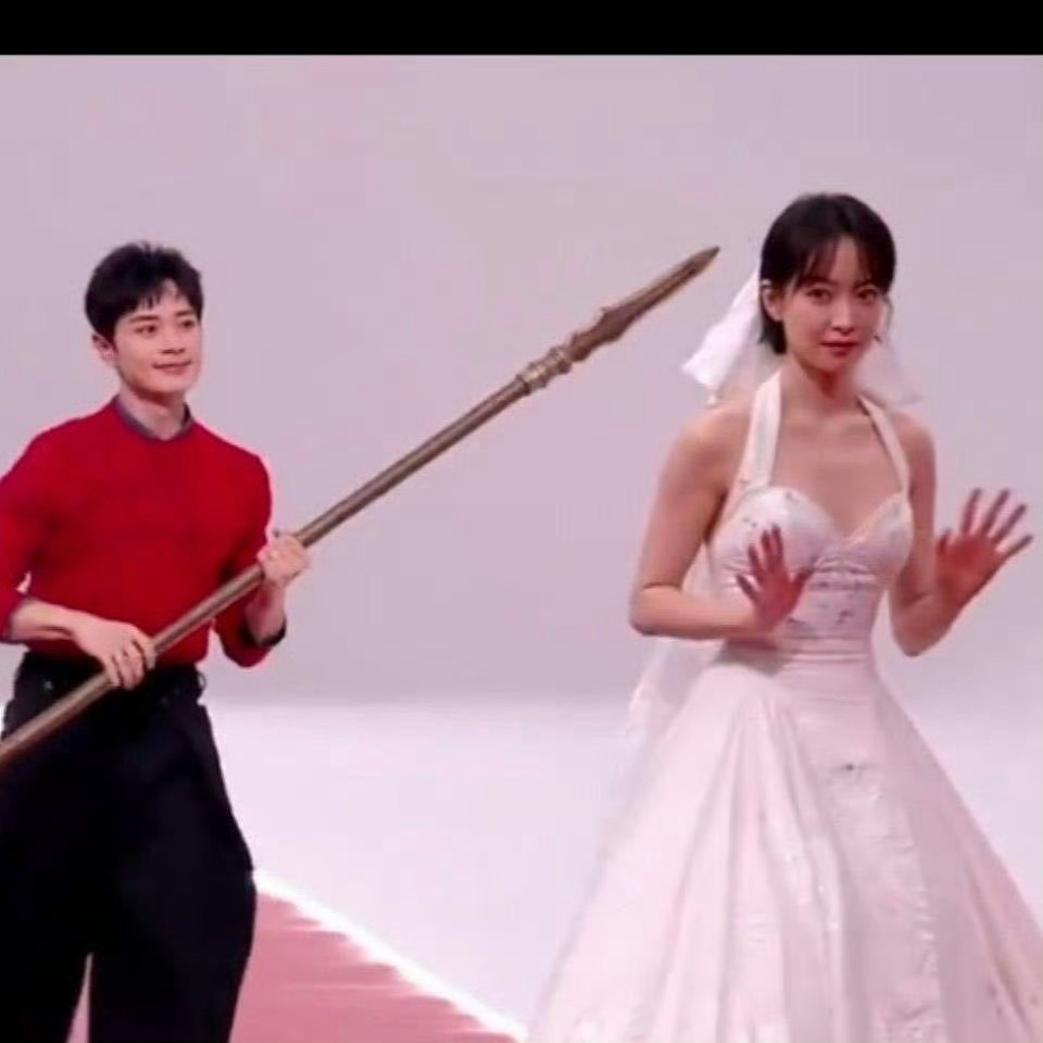 宋茜红毯憋笑引热议，网友P图小马抢镜