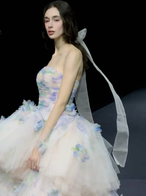 陈妍希穿蝴蝶婚纱提周柯宇，镜头切陈鑫海