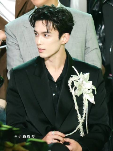 吴磊这么端端正正坐着好帅啊我晕