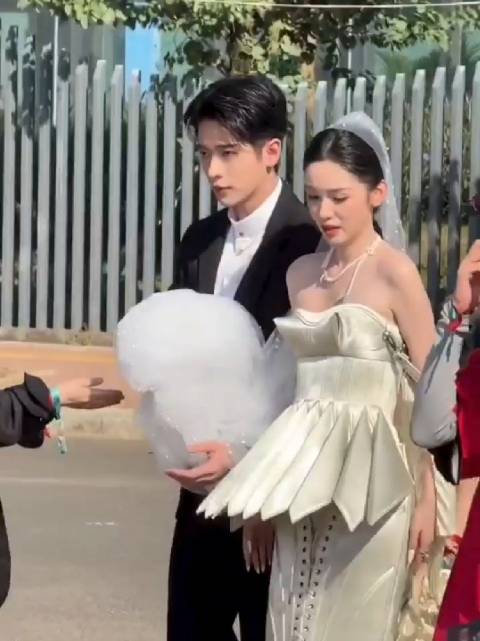 周也、丞磊 星光大赏红毯路透来啦，帮拿头纱哎