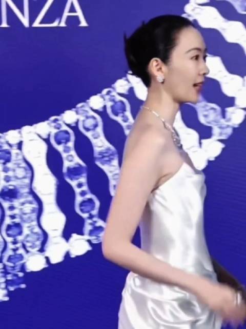 童瑶抹胸白裙造型惊艳亮相，优雅性感完美融合