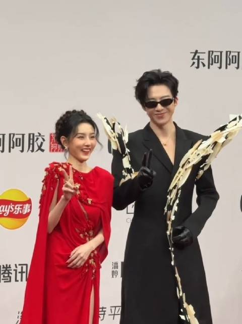 刘宇宁宋祖儿走红毯，祖儿面对镜头时没憋住笑!啊哈哈哈，祖儿笑的好开心哦!