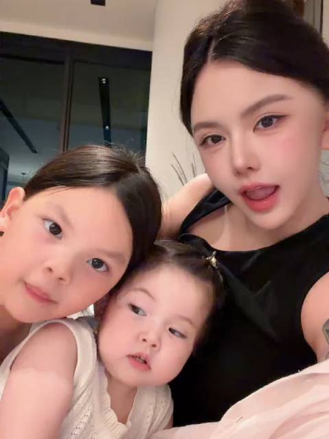 高颜值姐妹花上线！小猪妹气质愈发灵动