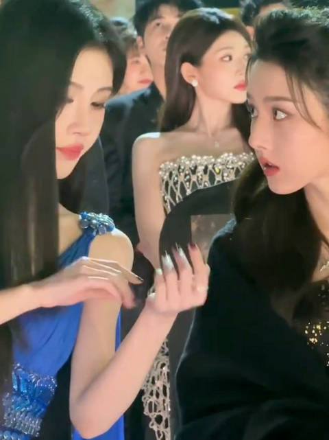 宋祖儿鞠婧祎同框热聊，哇塞