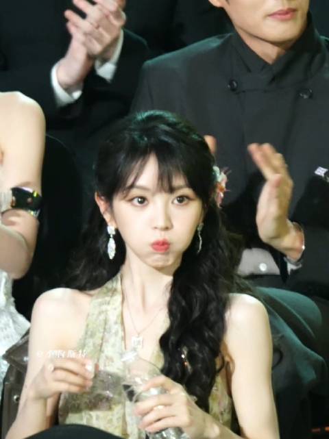 抓到一个萌萌田曦薇喝水好可爱