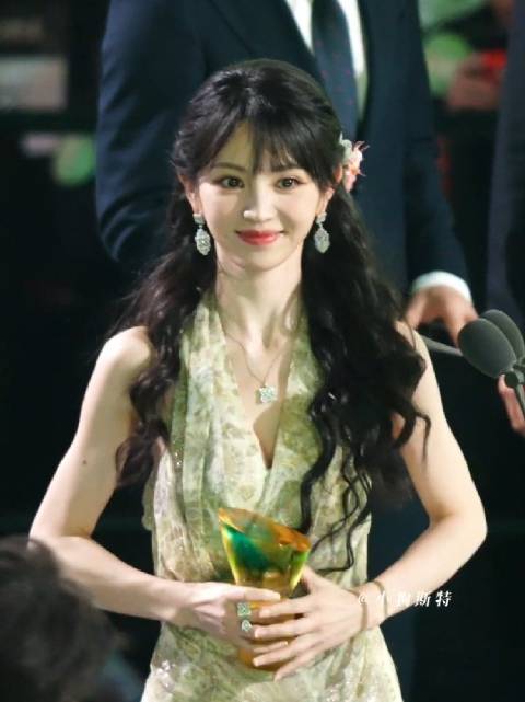 哎哟小田上台好像在走T台一步一步走路带风