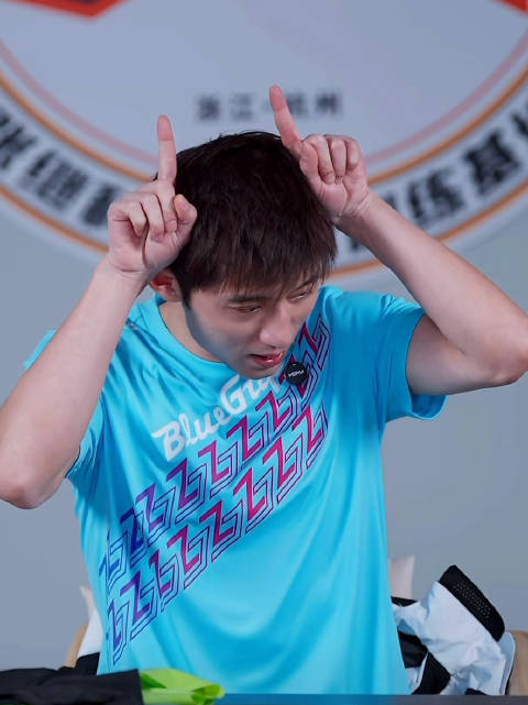 xl没货了 那说明我直播间不管男女身高都在178以上 头上插两角 笑死了好可爱