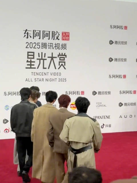 时代少年团全员亮相星光大赏红毯