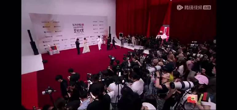 檀健次李兰迪星光大赏合跳手势舞默契十足