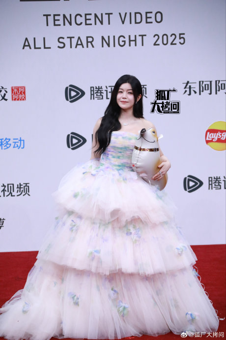 陈妍希携爱犬现身引关注