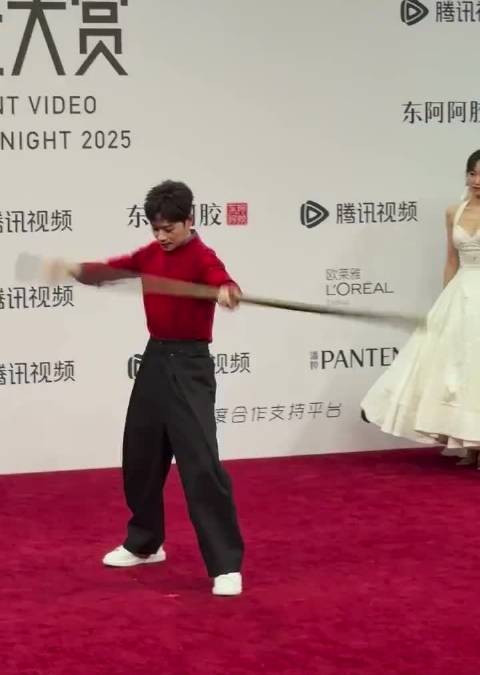 宋茜、曹骏一起走红地毯，曹骏骑假马亮相，还大秀功夫……谁的主意